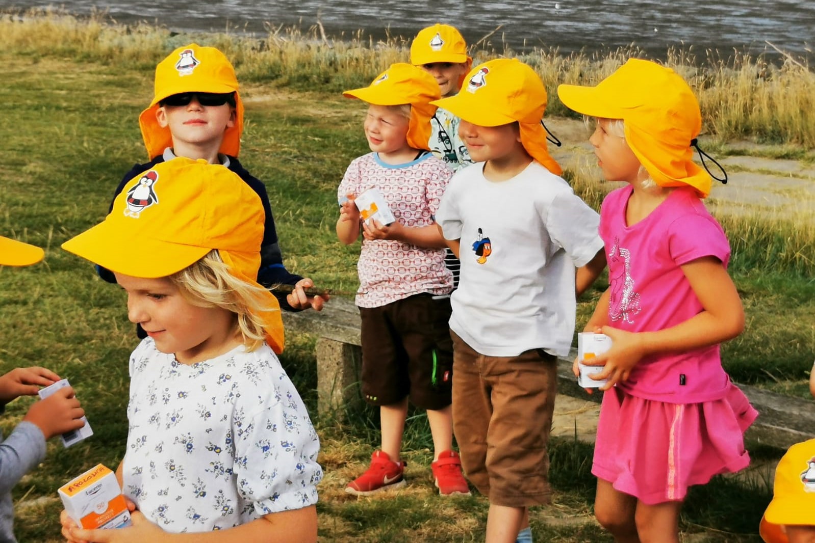 Kinder mit UV-Kappe vom Watt‘n Kindergarten und Familienzentrum Süderdeich