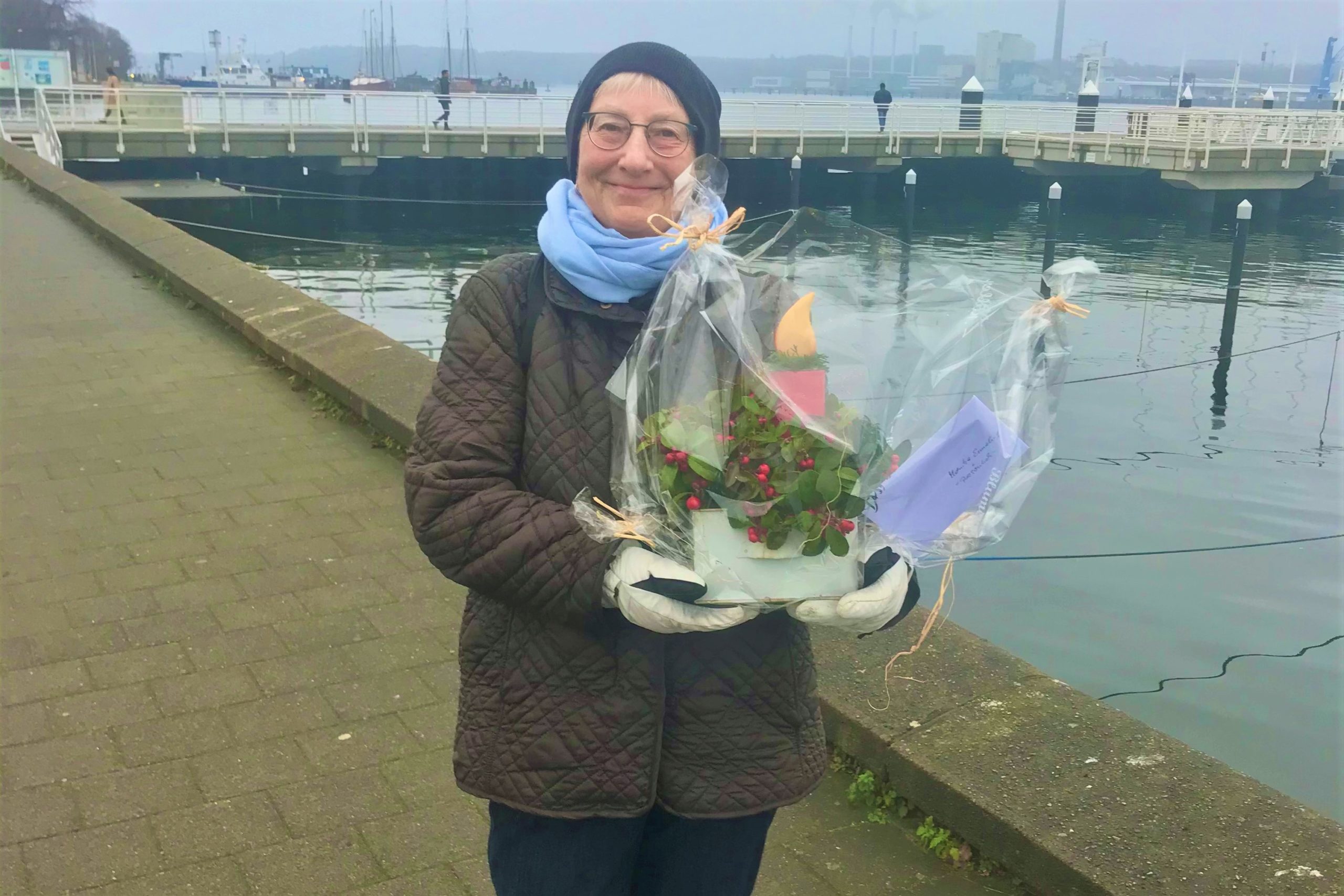 Monika Ermeling mit Blumengesteck